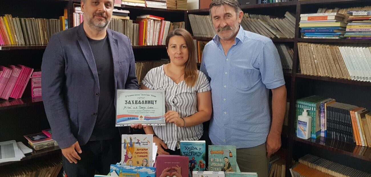 m:tel poklonio knjige biblioteci osnovne škole u Loparama
