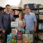 m:tel poklonio knjige biblioteci osnovne škole u Loparama